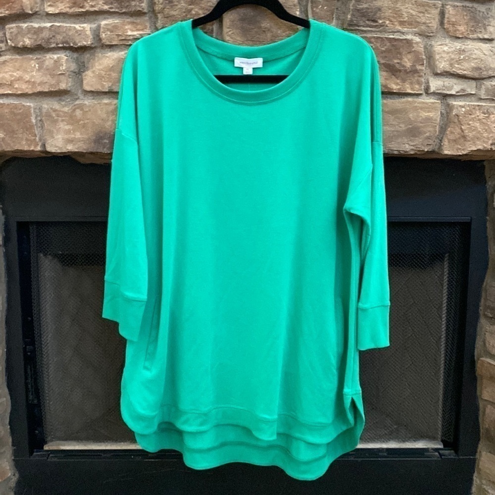 NWT Westbound emerald green long sleeve hi-low shirt with pockets. Size XL
